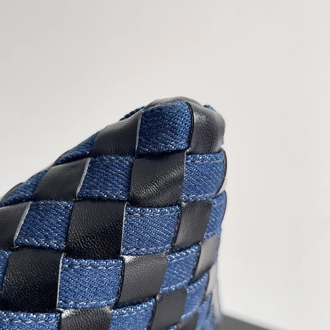 Batch 1860 BOTTEGA VENETA new women's small size Hop shoulder bag, denim & leather, two materials, the special edition Hop is super handsome, BV fans must not miss it. Made of two kinds of materials, the bag is soft and languid. Hop symbolizes innovation and eternal craftsmanship. The pyramid silhouette is both practical and fashionable, modern and casual, and the double-sided closure design of the bag is more convenient and safe! It can be carried by hand or on the shoulder to show multiple styles in different occasions, and it can be flexibly integrated into every moment, making it more refined and easy to use. Style number: 789028 Size: 41*20.5*7.5cm
